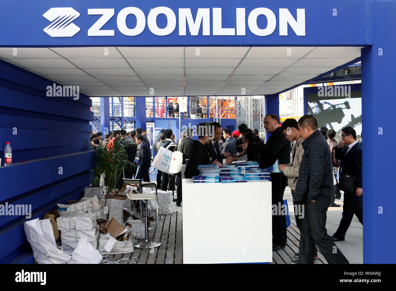 Les visiteurs ont vu sur le stand de Changsha Zoomlion Heavy Industry Science & Technology Development Co. pendant la Foire commerciale internationale 2010 pour C Banque D'Images