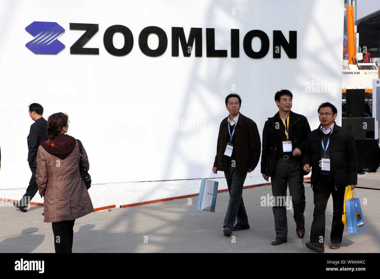 Les visiteurs passent devant une publicité de Changsha Zoomlion Heavy Industry Science & Technology Development Co. pendant la Foire commerciale internationale de 2010 Banque D'Images