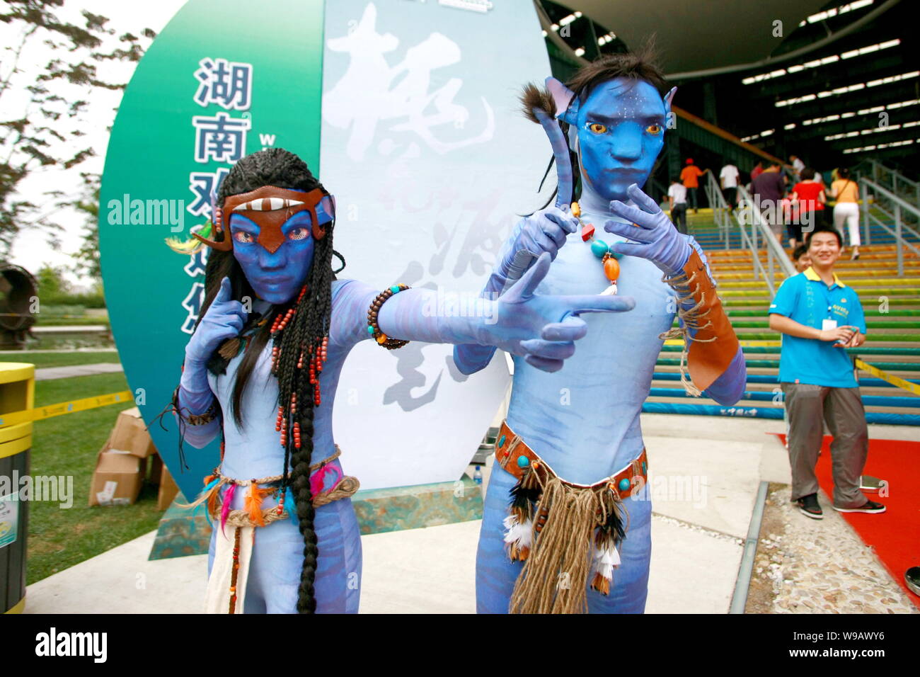 Les artistes chinois habillés comme l'Avatar chiffres posent pour promouvoir le tourisme à Zhangjiajie dans le parc de l'Exposition Universelle de Shanghai, Chine, le 26 juillet 2010. Banque D'Images