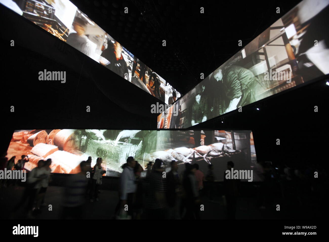 Les visiteurs de regarder des films à l'intérieur de l'Espagne dans le monde site de l'Expo de Shanghai, Chine, le 4 mai 2010. L'Espagne est l'une des plus chaude venu Banque D'Images