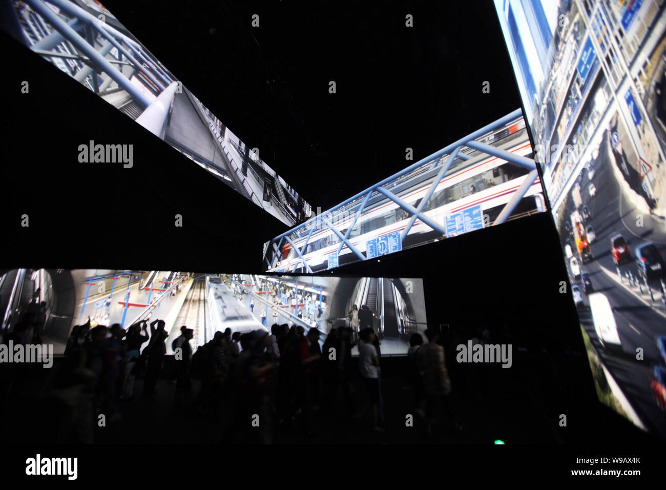 Les visiteurs de regarder des films à l'intérieur de l'Espagne dans le monde site de l'Expo de Shanghai, Chine, le 4 mai 2010. L'Espagne est l'une des plus chaude venu Banque D'Images