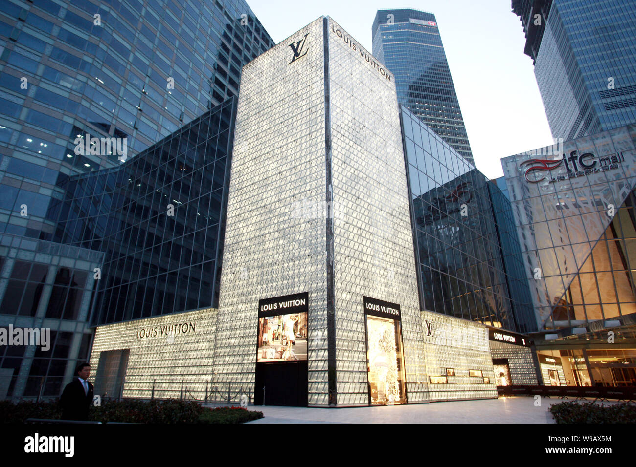Vue de la Louis Vuitton store dans le quartier financier de Lujiazui à Pudong, Shanghai, Chine, le 28 avril 2010. La marque de luxe française Louis Vuitton ouvrir Banque D'Images