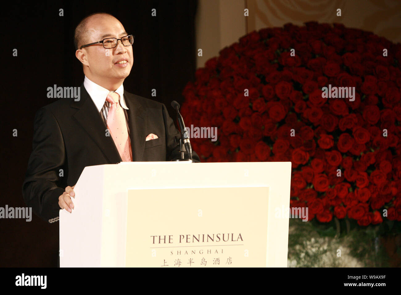 David Wang, président de SPG Land (Holdings) Ltd parle lors de la cérémonie d'ouverture de la péninsule hôtel de Shanghai à Shanghai, Chine, le 18 mars 2010. T Banque D'Images