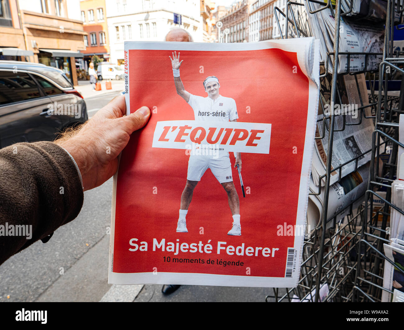 Strasbourg, France - 25 mai 2019 : la lecture de la presse à main POV kiosk journal L'Equipe avec Roger Federer joueuse de tennis Banque D'Images