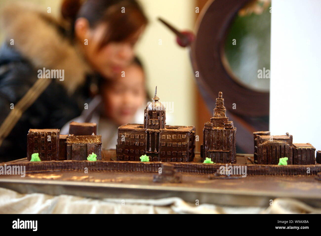 Les visiteurs regarder-chocolat fait des répliques de constructions le long du Bund pendant le salon du chocolat, Salon du Chocolat, à Shanghai, Chine, 21 Janu Banque D'Images