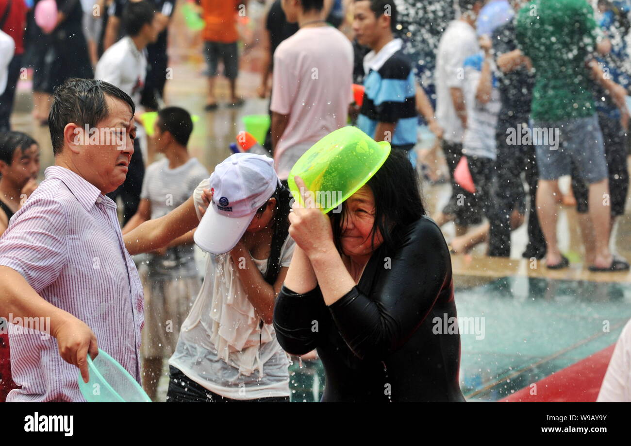 Les chinois de l'eau splash dans une grande fontaine pour économiser l'eau au cours d'une célébration pour le Festival Water-Splashing à Jinghong, Xishuangbanna Dai ville Banque D'Images