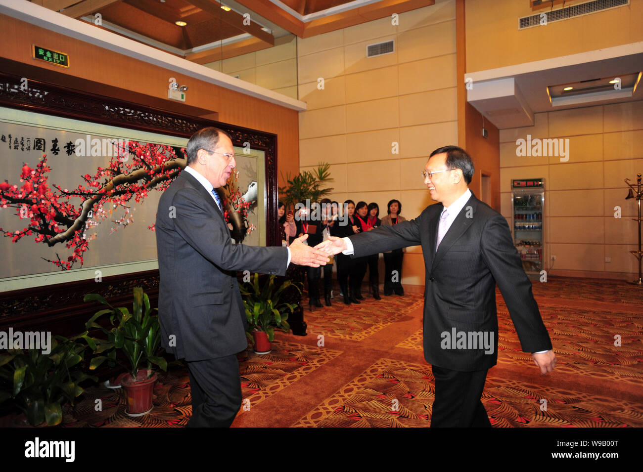 Ministre chinois des Affaires étrangères Yang Jiechi, droite, serre la main avec le Ministre russe des affaires étrangères Sergei Lavrov avant leur réunion à Wuhan, Chine centrale Banque D'Images