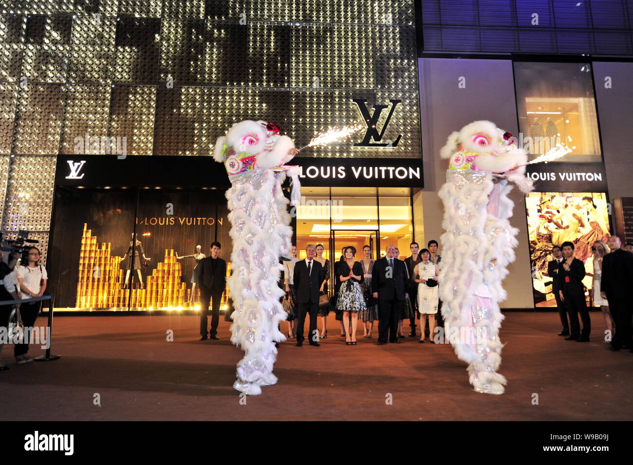 Danse du lion par les artistes lors de la ceremonie d ouverture de la Louis Vuitton magasin pilote au nouveau 1Br Shenzhen Futian cdb appartement louer Chengdu Landmark Mall a Chengdu City Photo