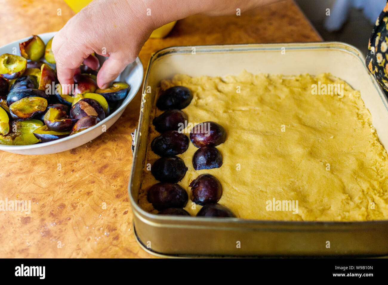 À Poil Court Femme Préparant Un Gâteau Dans Une Cuisine Banque D'Images et  Photos Libres De Droits. Image 11214397