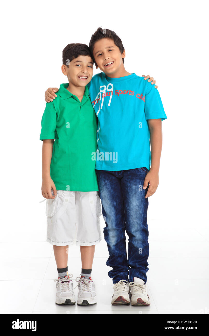 Deux garçons se tenant ensemble et souriant Banque D'Images