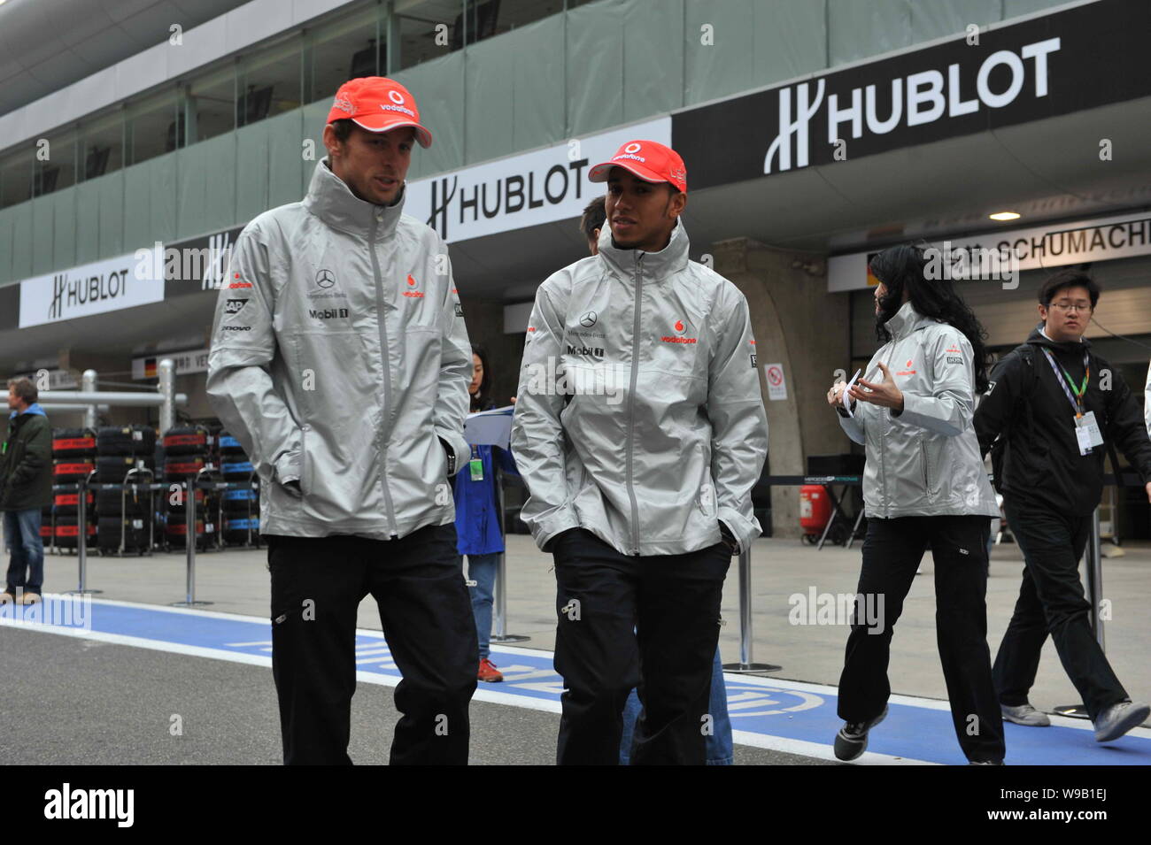 Les pilotes de F1 britannique Jenson Button (L) et Lewis Hamilton de l'équipe McLaren Mercedes sont vus sur le Circuit International de Shanghai à Shanghai, Chine, Ap Banque D'Images