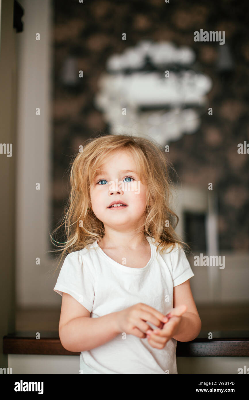 Peu De Shaggy Bebe Fille Blonde Aux Yeux Bleus Sourit Apres Son Reveil Matin Photo Stock Alamy