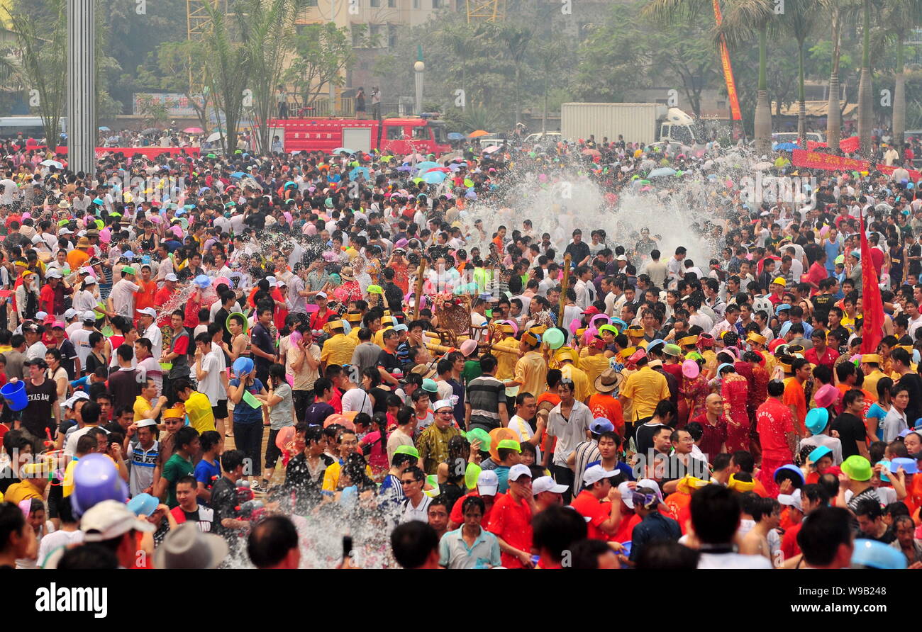 Les chinois de l'eau splash dans une grande fontaine pour économiser l'eau au cours d'une célébration pour le Festival Water-Splashing à Jinghong, Xishuangbanna Dai ville Banque D'Images