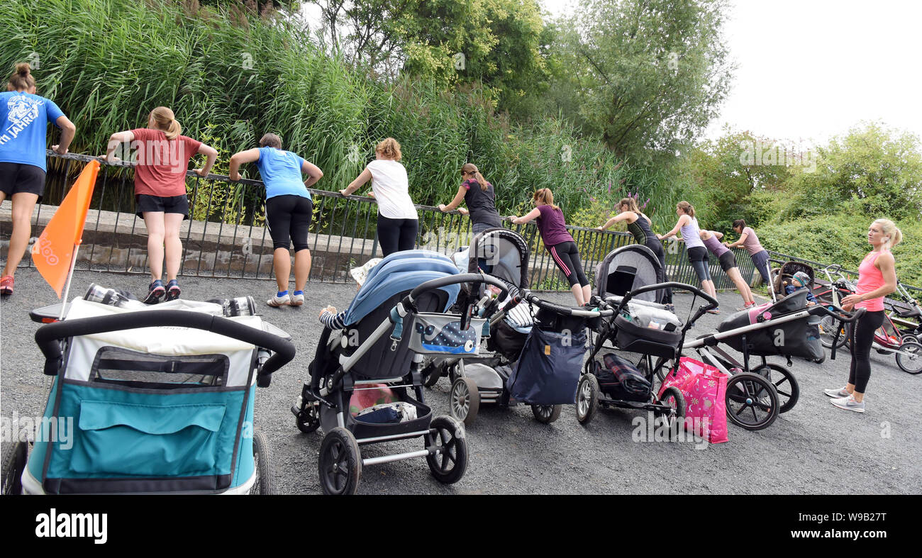 Leipzig Allemagne Le 05 Aout 19 Dans Le Rosental L Un Des Plus Populaires Dans Les Parcs Historiques De Leipzig Les Participants Au Programme De Conditionnement Physique En Plein Air Laufmamalauf Entrainent Avec