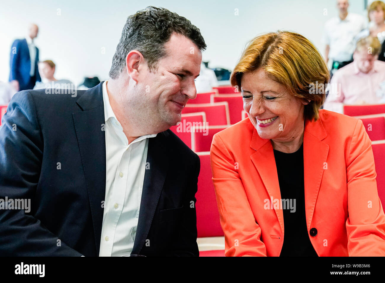 Ludwigshafen, Allemagne. Août 12, 2019. Hubertus Heil (l, SPD), Ministre Fédéral du Travail et des affaires sociales, et Malu Dreyer (SPD), premier ministre de Norvège, de parler lors d'une conférence de presse dans les locaux de l'entreprise chimique BASF. Credit : Uwe Anspach/dpa/Alamy Live News Banque D'Images