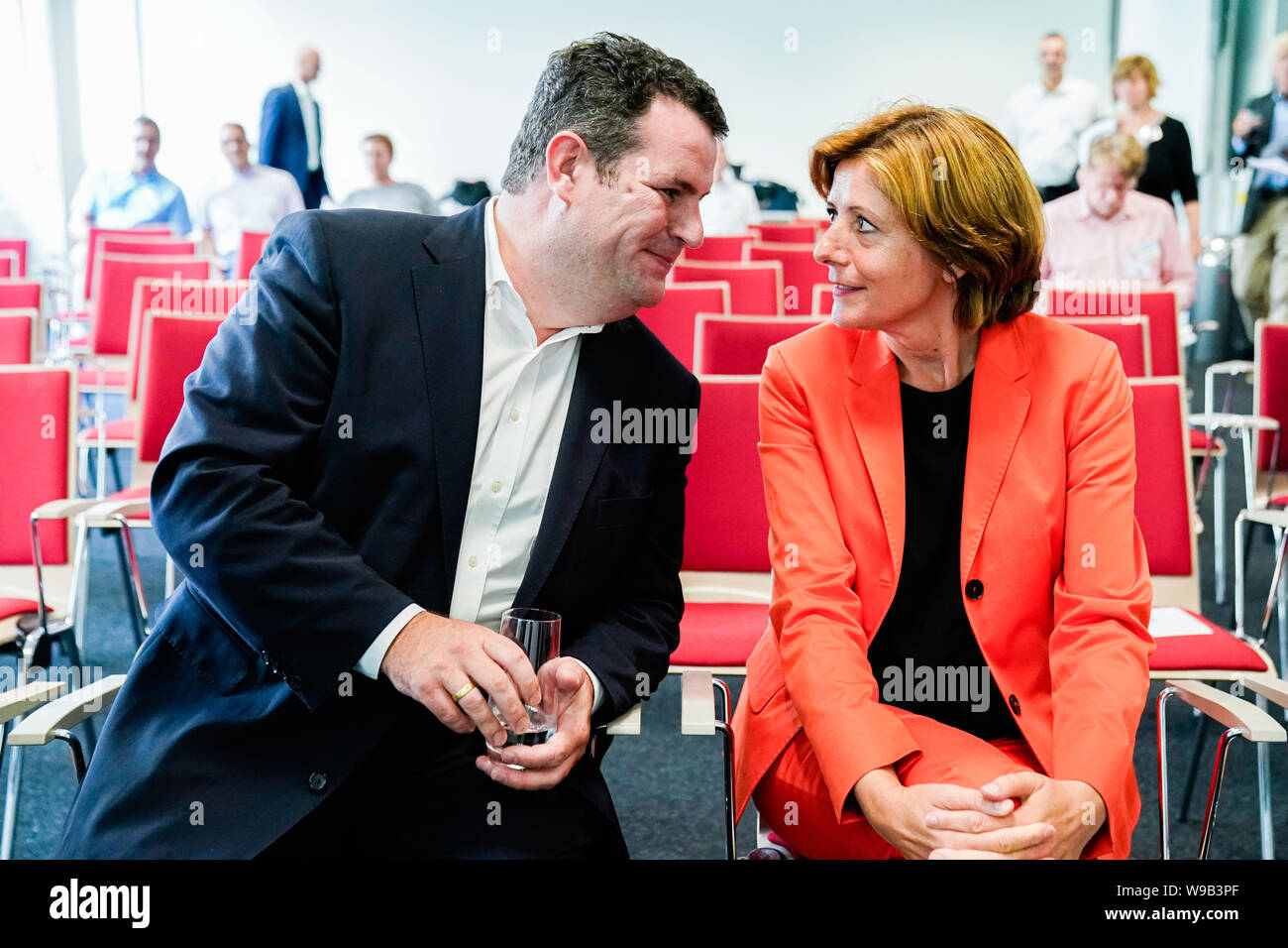 Ludwigshafen, Allemagne. Août 12, 2019. Hubertus Heil (l, SPD), Ministre Fédéral du Travail et des affaires sociales, et Malu Dreyer (SPD), premier ministre de Norvège, de parler lors d'une conférence de presse dans les locaux de l'entreprise chimique BASF. Credit : Uwe Anspach/dpa/Alamy Live News Banque D'Images