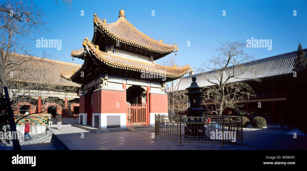 Vue sur le Yonghe Gong (le Yonghegong, le Palais de l'harmonie éternelle ou la Lamaserie Yonghe Gong), à Beijing, en Chine. Banque D'Images