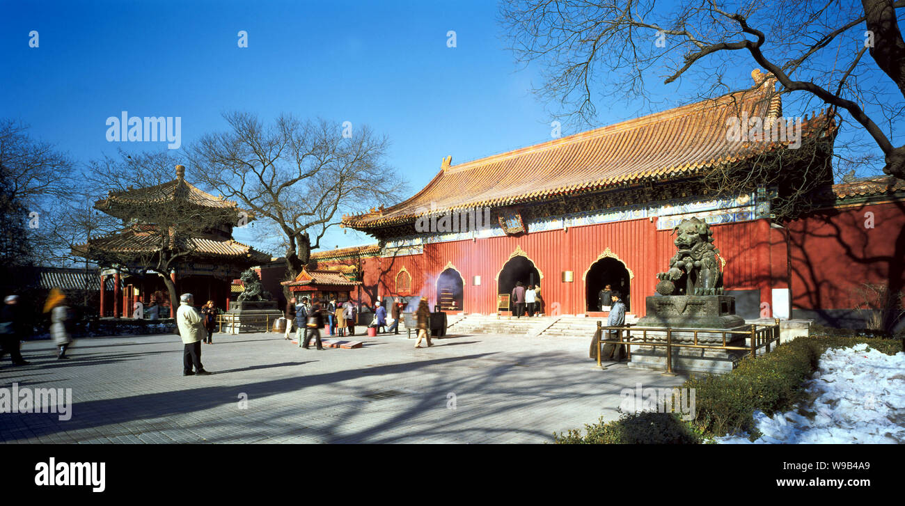 Vue sur le Yonghe Gong (le Yonghegong, le Palais de l'harmonie éternelle ou la Lamaserie Yonghe Gong), à Beijing, en Chine. Banque D'Images