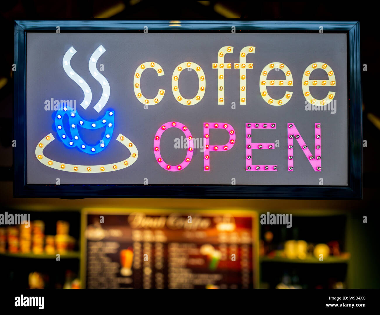 LED de couleur café signe. Café 'Ouvrir' light box en face de café. Banque D'Images