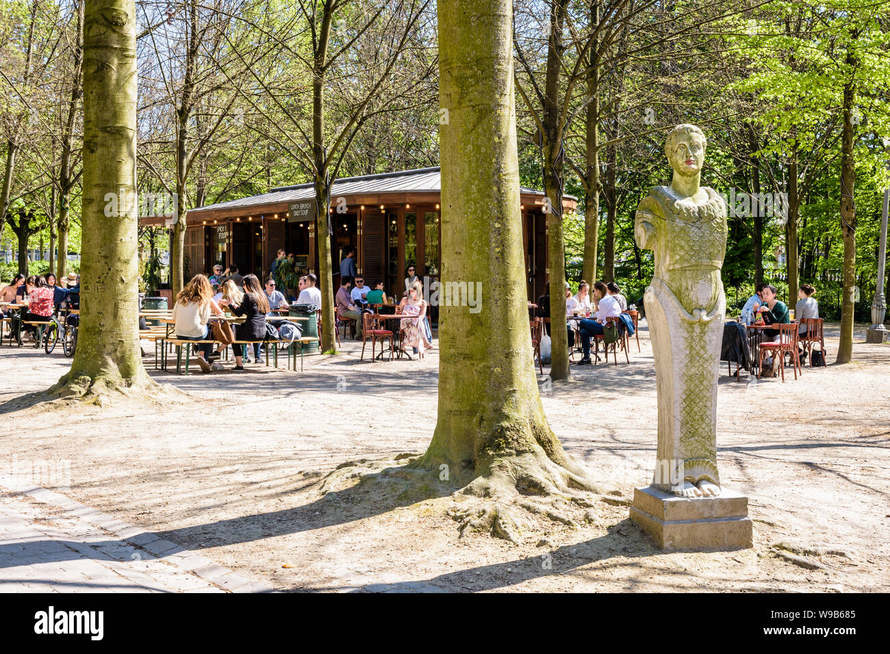 Le pic-bois, autrefois connue comme la Guinguette Royale, est un café en plein air dans le Parc de Bruxelles, Belgique. Banque D'Images