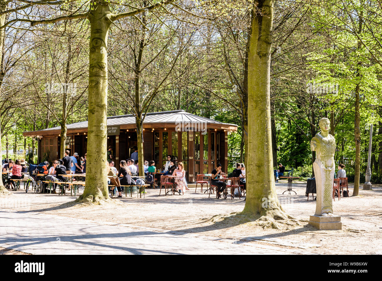 Le pic-bois, autrefois connue comme la Guinguette Royale, est un café en plein air dans le Parc de Bruxelles, Belgique. Banque D'Images