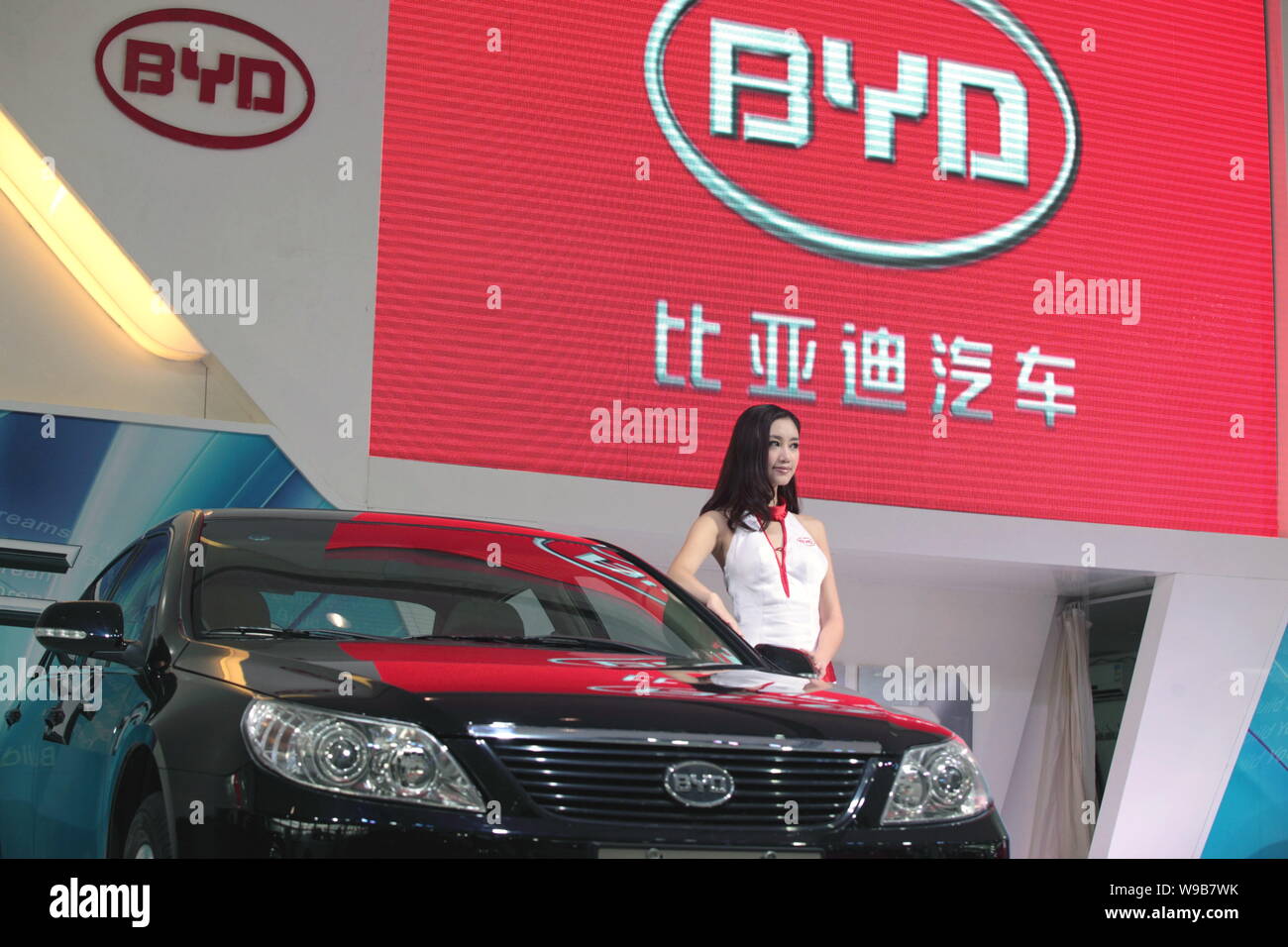 Un modèle pose avec une voiture BYD Auto lors d'un show à Beijing, Chine, le 4 septembre 2010. Le milliardaire américain Warren Buffett pourrait offrir certains discours musclé Banque D'Images