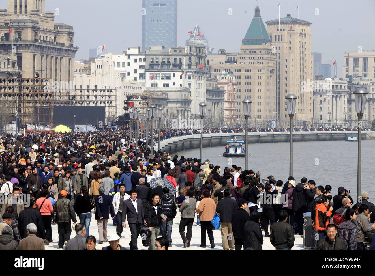 Les touristes et les résidents locaux foule la promenade sur le Bund rénové à Shanghai, Chine, 28 mars 2010. Des dizaines de milliers de résidents de Shanghai un Banque D'Images