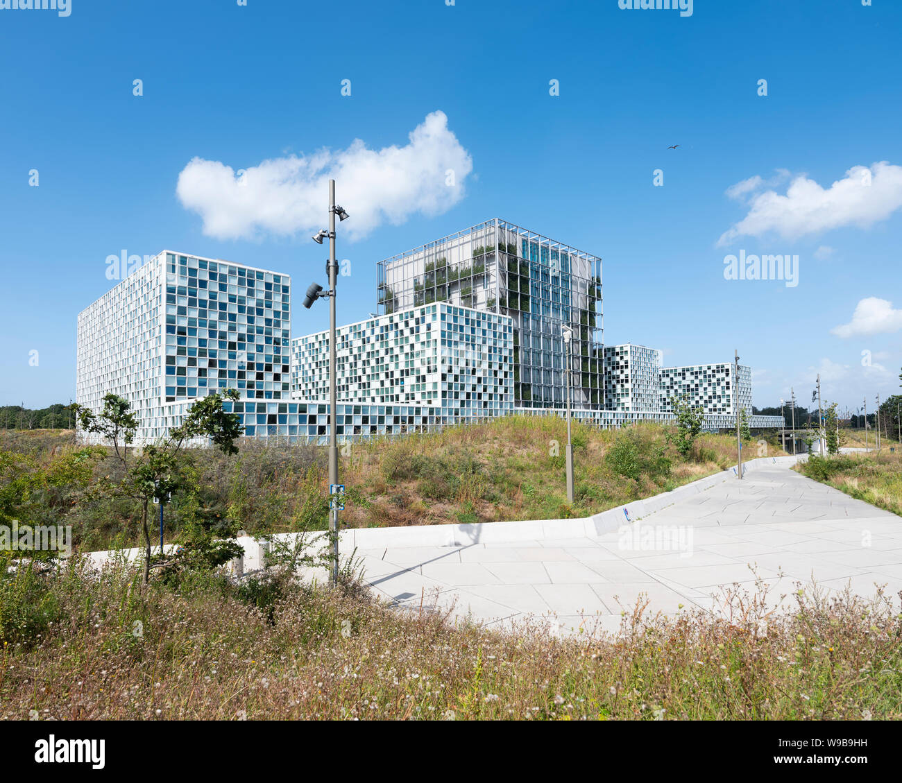 La Haye, Pays-Bas, 10 août 2019 : Cour pénale internationale en ville néerlandaise de La Haye sous ciel bleu en été Banque D'Images