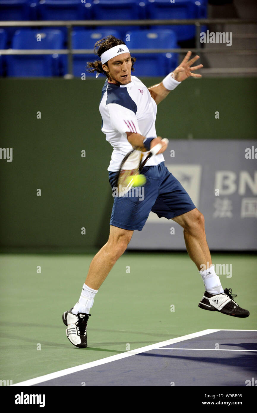 Juan Monaco de l'Argentine est en concurrence contre Florent Serra de France dans leur première ronde de la mens des célibataires de la Rolex Masters 2010 de Shanghai à Shang Banque D'Images