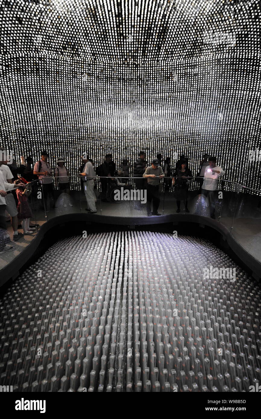 Les visiteurs visiter le pavillon du Royaume-Uni dans le site de l'Expo de Shanghai, Chine, le 3 mai 2010. Un pavillon comme une boîte faite de milliers d'épines plane sans Banque D'Images