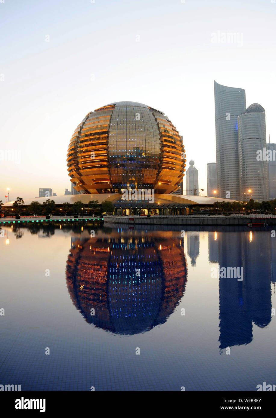 Vue sur le Centre de conférence international de Hangzhou Qianjiang à Nouvelle ville à ville de Hangzhou, Province de Zhejiang, Chine de l'est le 27 décembre 2010. La n Banque D'Images