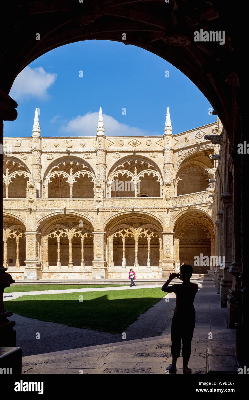 Lisbonne, Portugal. Le cloître de l'Mosteiro dos Jeronimos, ou le monastère des Hiéronymites de la. Le monastère est considéré comme un triomphe de l'art manuélin Banque D'Images