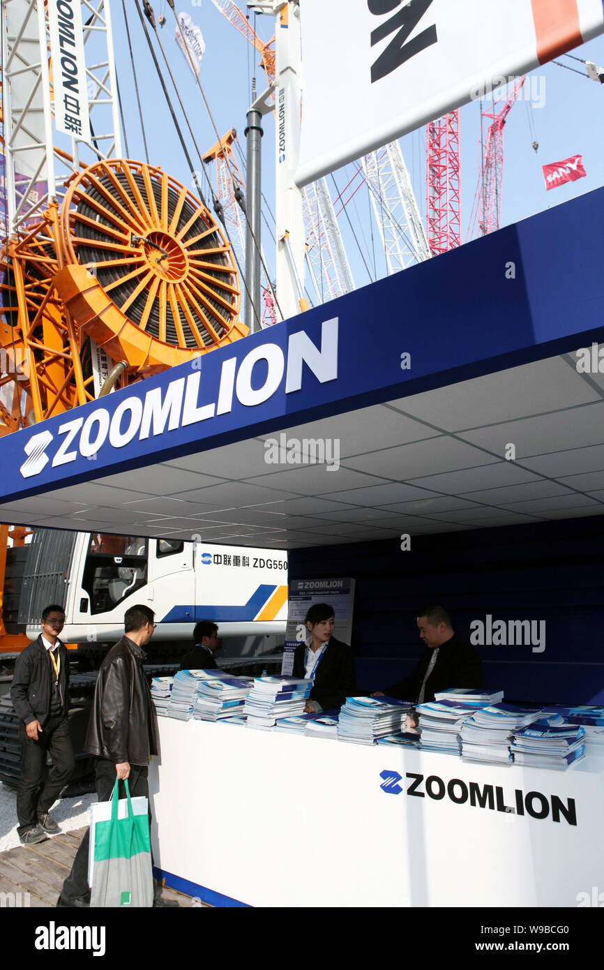 Les visiteurs ont vu sur le stand de Changsha Zoomlion Heavy Industry Science & Technology Development Co. pendant la Foire commerciale internationale 2010 pour C Banque D'Images