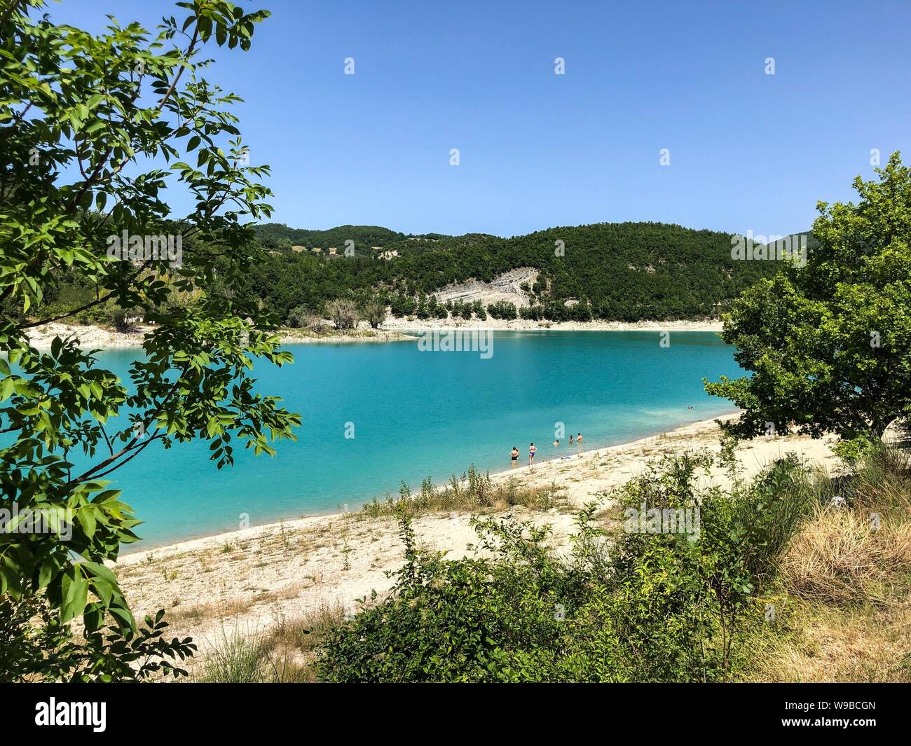 Lac Fiastra, région des Marches, en Italie. Lac Fiastra est un lac artificiel dont le travail a commencé en 1955 avec l'objectif de fournir de l'électricité dans la vallée de Fiastrone et est situé dans la région de Fiastra dans la province de Macerata dans les marches. Sa superficie est de 2 km². Le lac est situé dans le parc national des montagnes de Sibillini et est alimenté par les eaux de la rivière Fiastrone et petits petits affluents qui créent des coins charmants. Le lac est très célèbre pour des événements importants tels que le "Triathlon de la montagnes de Sibillini' ou de nombreux concours de pêche. Banque D'Images