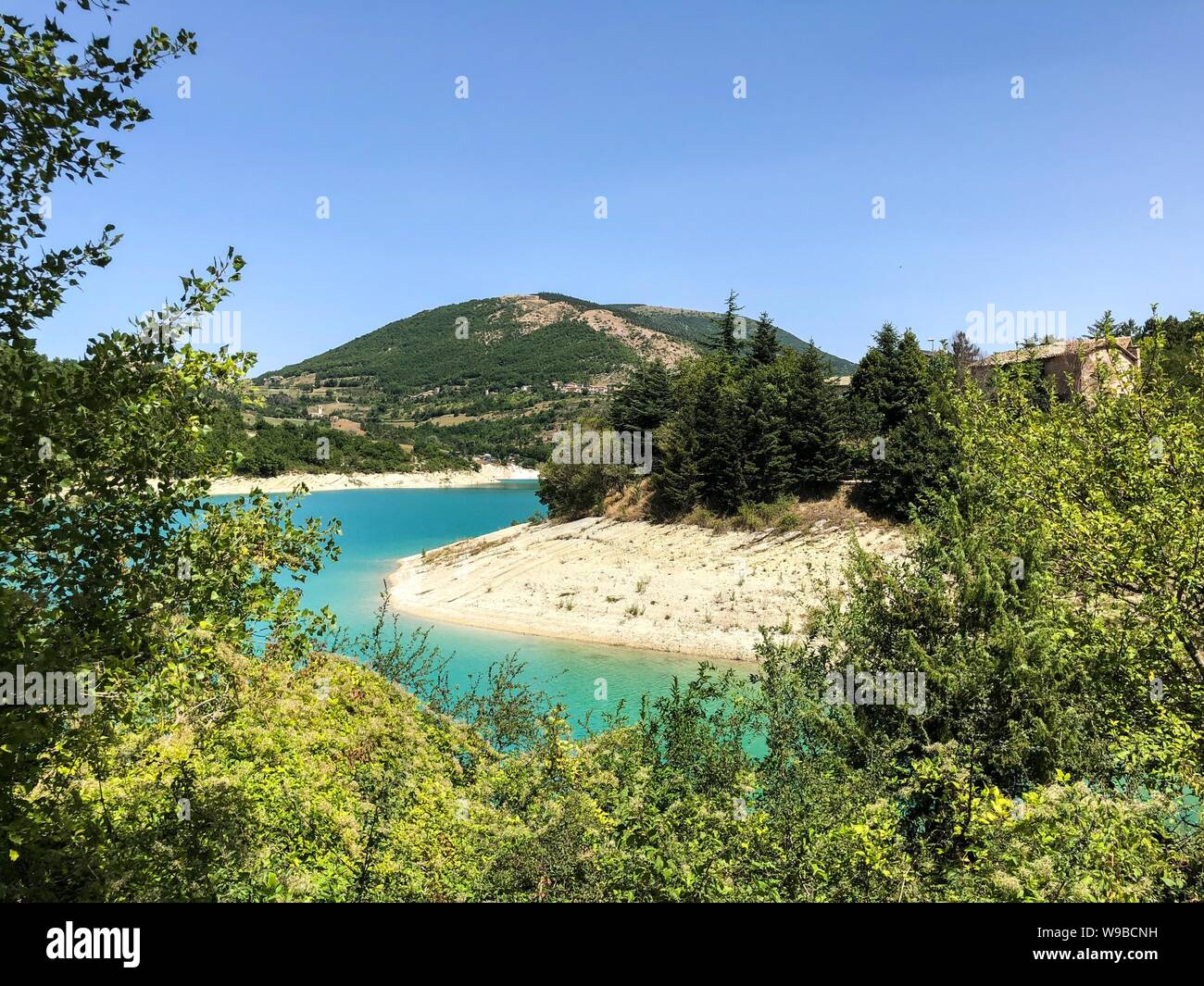 Lac Fiastra, région des Marches, en Italie. Lac Fiastra est un lac artificiel dont le travail a commencé en 1955 avec l'objectif de fournir de l'électricité dans la vallée de Fiastrone et est situé dans la région de Fiastra dans la province de Macerata dans les marches. Sa superficie est de 2 km². Le lac est situé dans le parc national des montagnes de Sibillini et est alimenté par les eaux de la rivière Fiastrone et petits petits affluents qui créent des coins charmants. Le lac est très célèbre pour des événements importants tels que le "Triathlon de la montagnes de Sibillini' ou de nombreux concours de pêche. Banque D'Images