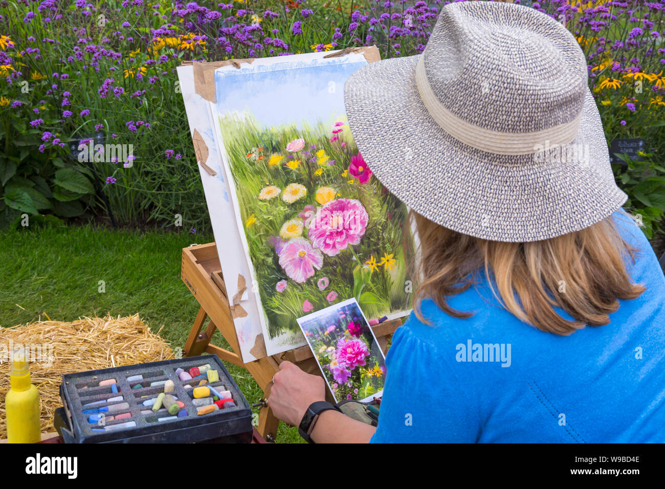 Artiste Nina Squire capturer la beauté des fleurs au pré des fleurs à New Forest & Hampshire County Show, Brockenhurst, Hampshire UK en Juillet Banque D'Images