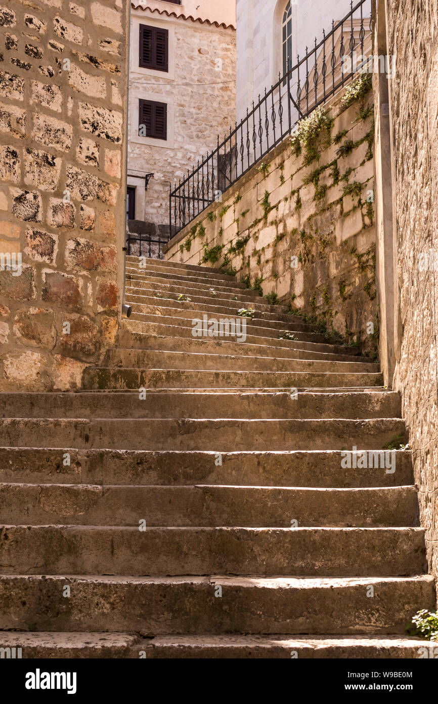 Des rues étroites avec l'ombre pendant les longues journées chaudes de l'été. Maisons anciennes en pierre. Centre historique de Split, Croatie. Banque D'Images