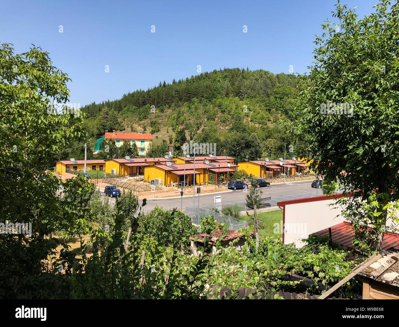 Pievebovigliana, maintenant partie de la municipalité d'Valfornace, était une ville à la Marche qui a été durement touchée par le tremblement de terre de 2016. Depuis lors, presque tous les habitants ont été sans abri, vivant dans les petites maisons offertes par l'État italien. Ces photos, prises en août 2019, montrent comment après 3 ans dans le domaine il y a encore des zones en rouge, les zones dangereuses causer effondrement imminent, et comment la reconstruction est mis à l'épreuve par la bureaucratie et la difficulté de la restauration de maisons historiques, l'Italie, le 12 août 2019 Banque D'Images