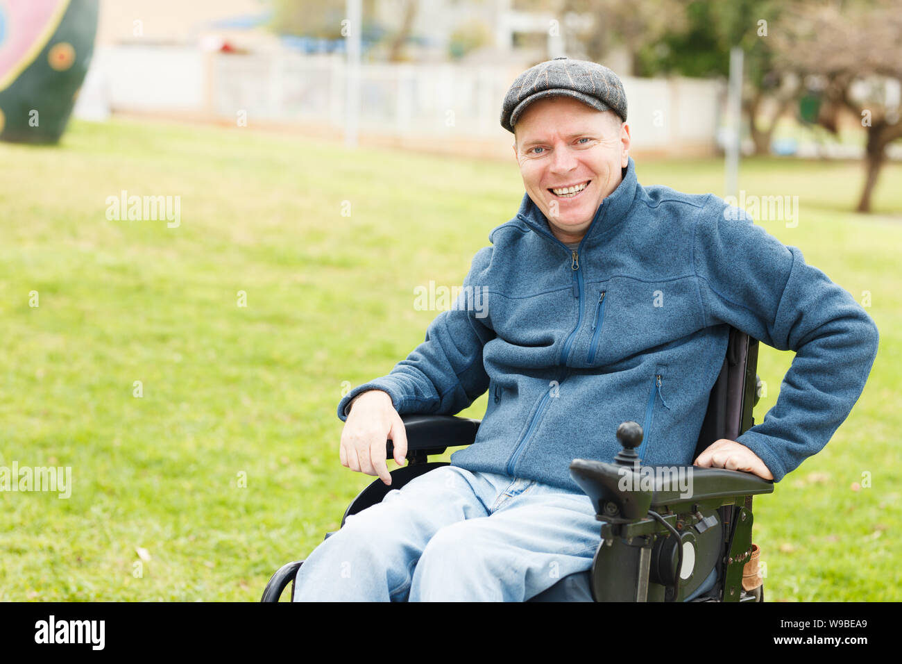 Smiling homme handicapé dans le parc. La liberté Banque D'Images