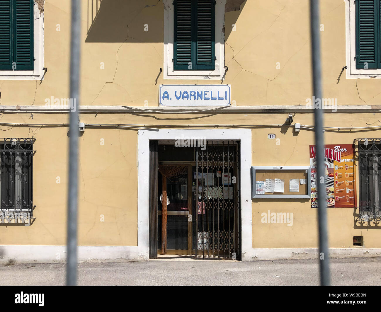 Pievebovigliana, maintenant partie de la municipalité d'Valfornace, était une ville à la Marche qui a été durement touchée par le tremblement de terre de 2016. Depuis lors, presque tous les habitants ont été sans abri, vivant dans les petites maisons offertes par l'État italien. Ces photos, prises en août 2019, montrent comment après 3 ans dans le domaine il y a encore des zones en rouge, les zones dangereuses causer effondrement imminent, et comment la reconstruction est mis à l'épreuve par la bureaucratie et la difficulté de la restauration de maisons historiques, l'Italie, le 12 août 2019 Banque D'Images