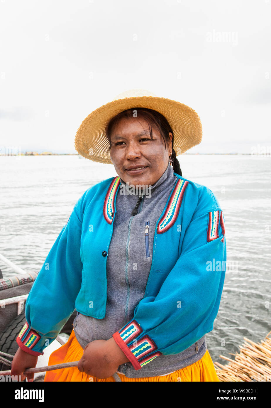 Uros, Pérou- Jan 5, 2019 : Portrait of woman with hat d'îles flottantes des Uros, lac Titicaca, au Pérou. Banque D'Images