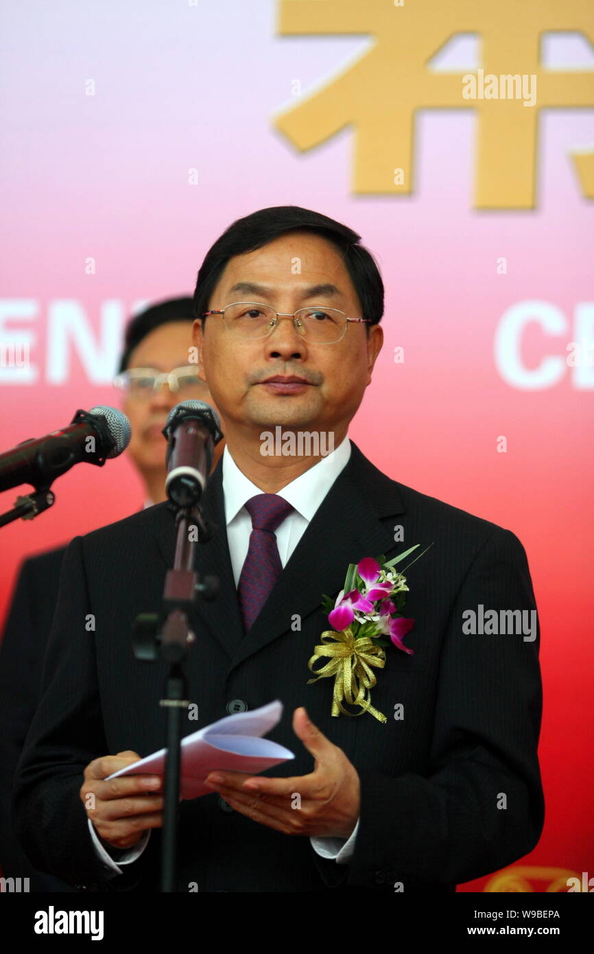 Yaoping Jiang, vice-ministre du ministère de l'industrie et de la technologie de l'information (SBMF 2010), prend la parole à la cérémonie d'ouverture de la foire de l'électronique à Qing Banque D'Images