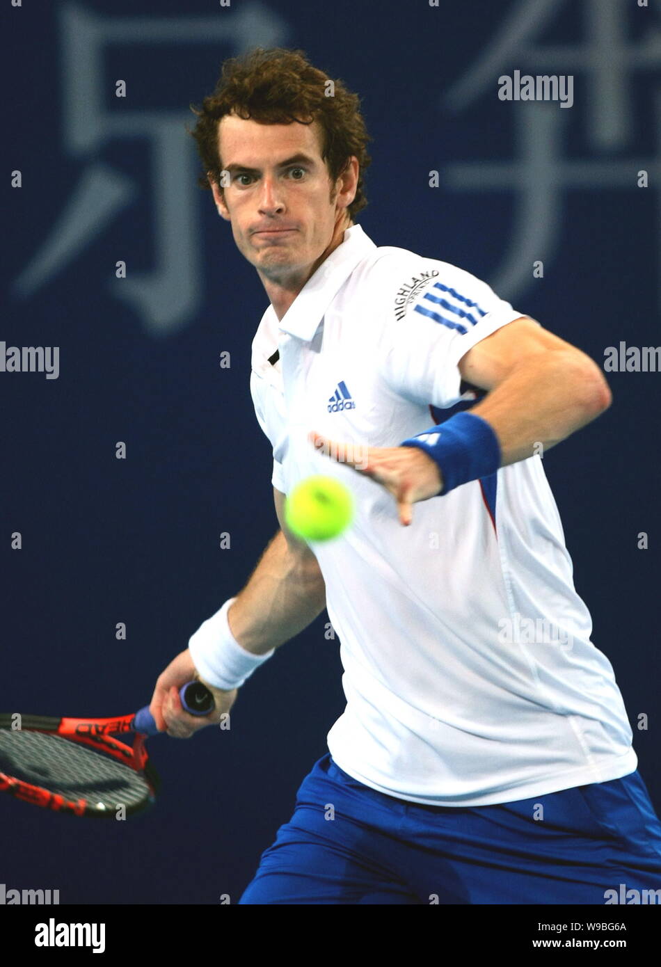 Andy Murray de Grande-Bretagne renvoie un shot à Albert demi d'Espagne dans la deuxième série de mens seul de la Chine à l'Open de tennis Banque D'Images