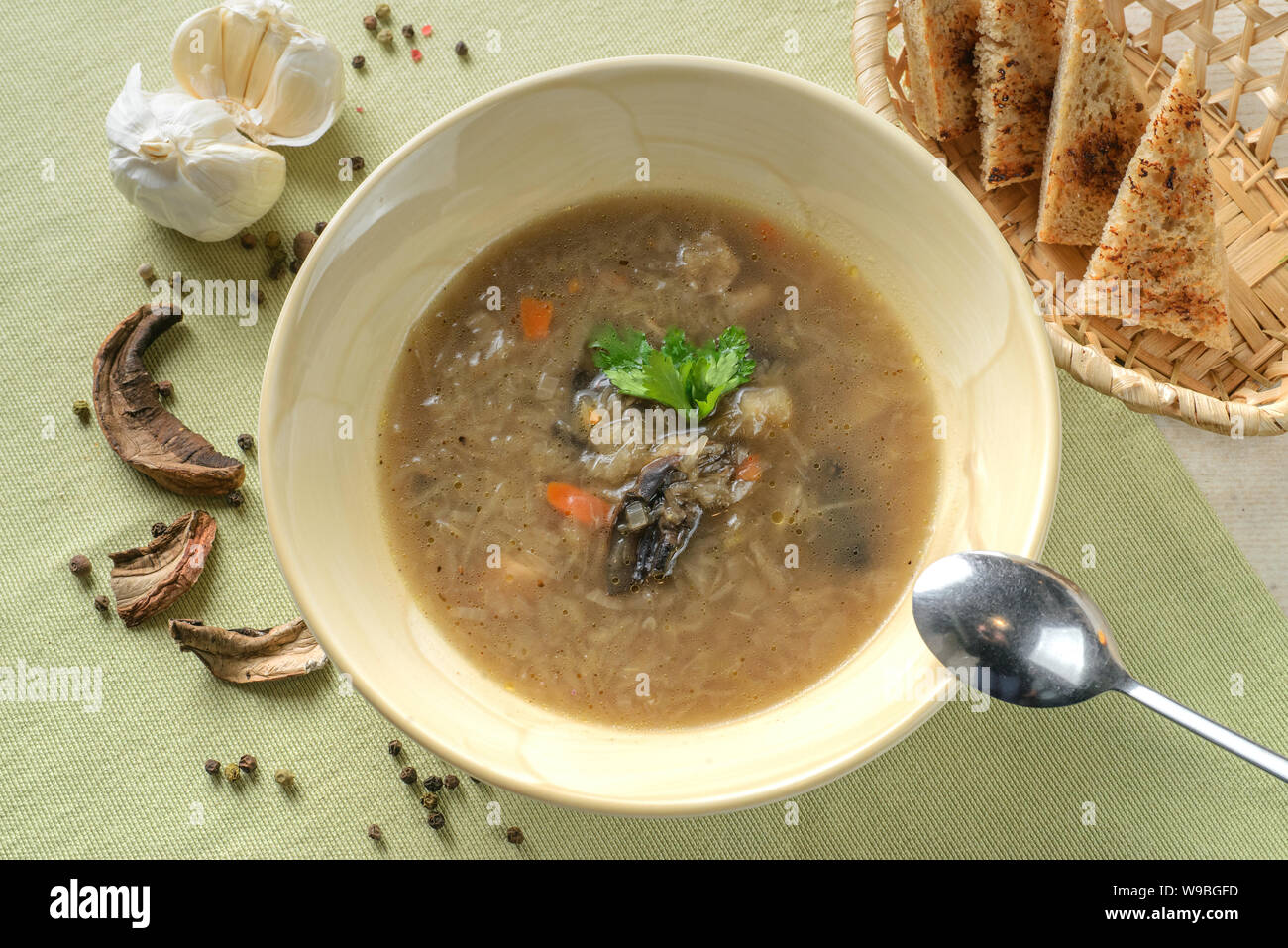 Aromatiques fraîches aux champignons soupe pour petit déjeuner végétarien Banque D'Images