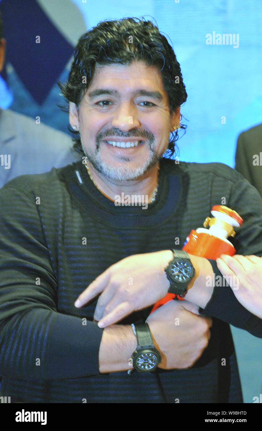 Ancien joueur et entraîneur argentin Diego Maradona est vu lors d'une conférence de presse avant un match de football de bienfaisance à Dongguan City, sud-est, Chine Banque D'Images