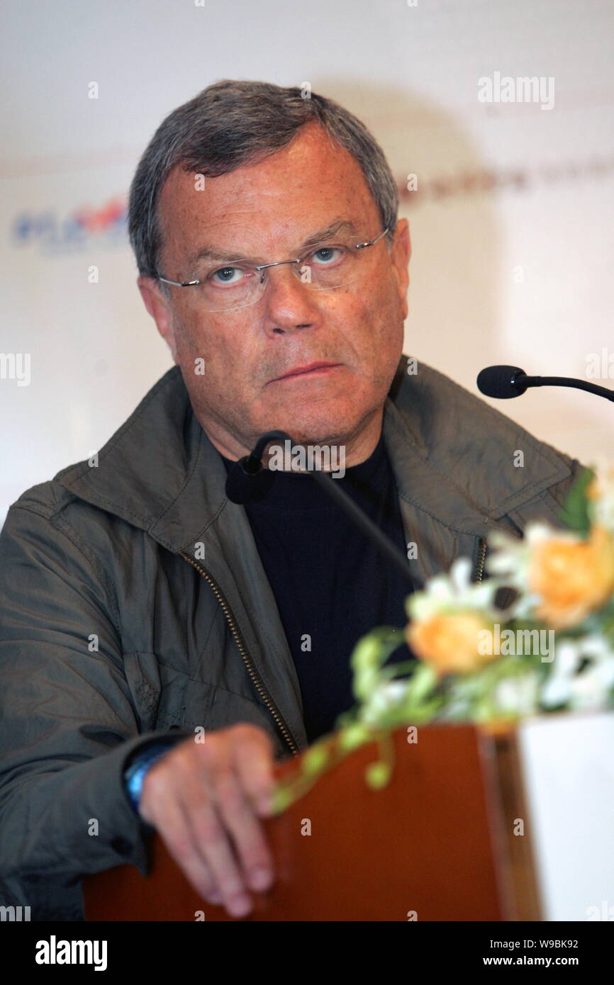 Sir Martin Sorrell, Directeur général de WPP Group, prend la parole au Sommet des médias numériques en Chine à Shanghai, Chine, le 15 juillet 2010. Chines menant Banque D'Images