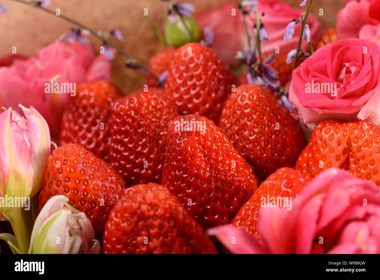Bouquet de fleurs avec des fraises Banque D'Images
