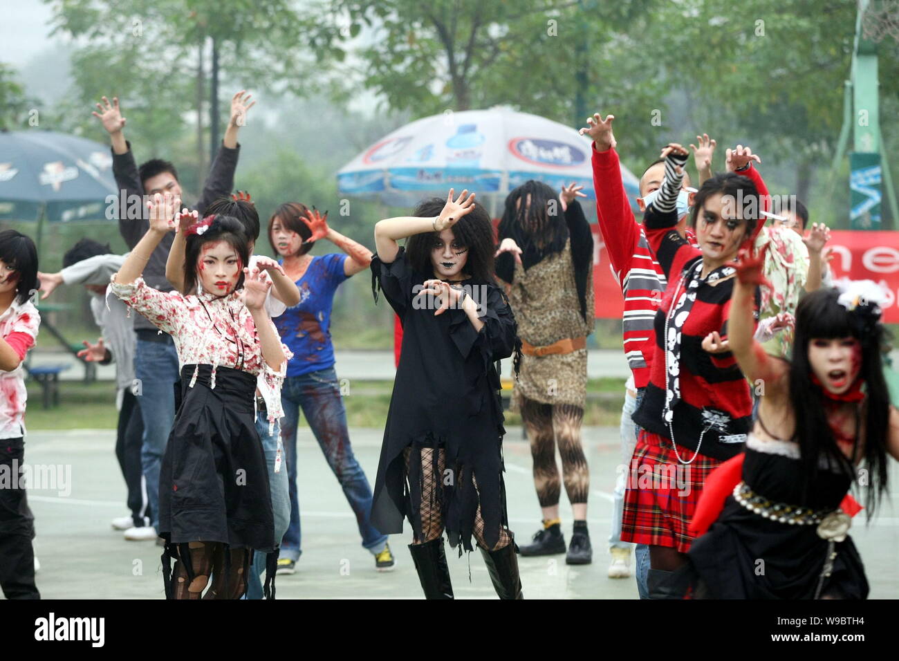 Michael Jackson fans chinois de la danse à la chanson Thriller de Michael Jackson durant le frisson l'événement mondial à Chongqing, Chine, dimanche, 25 Octobre 2 Banque D'Images