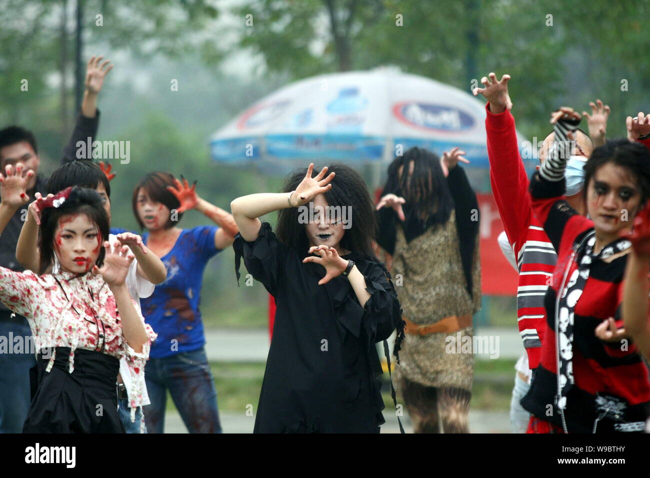 Michael Jackson fans chinois de la danse à la chanson Thriller de Michael Jackson durant le frisson l'événement mondial à Chongqing, Chine, dimanche, 25 Octobre 2 Banque D'Images