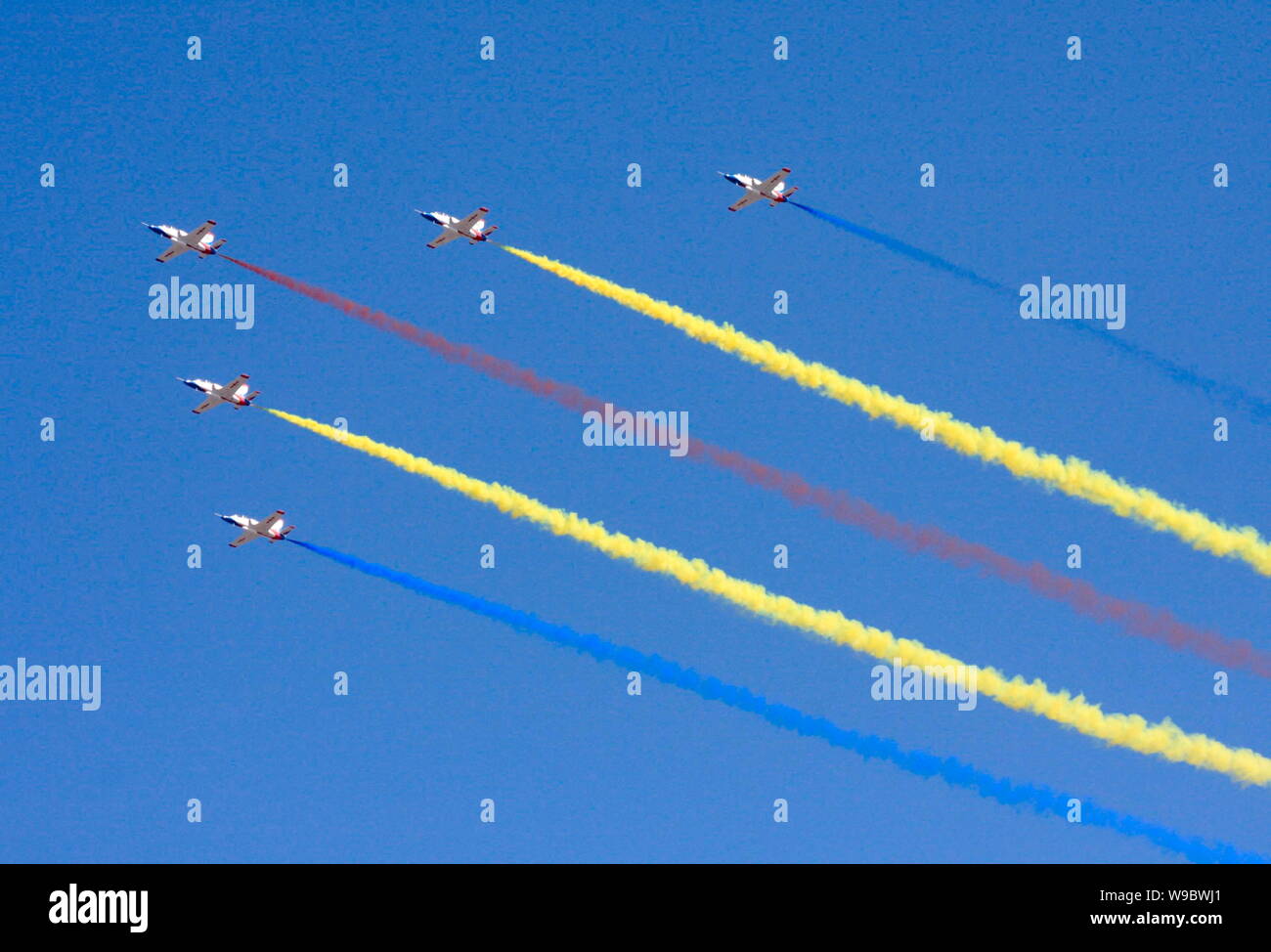 L'enseignement chinois des jets de l'Armée de Libération Populaire (PLA) volent au-dessus de la place Tiananmen pendant un défilé militaire de la grande fête de la 60e un Banque D'Images